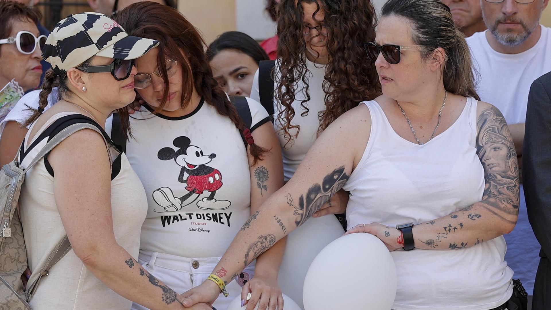 Las amigas de la mujer asesinada por su marido, junto a su hijo de dos años en Algemesí