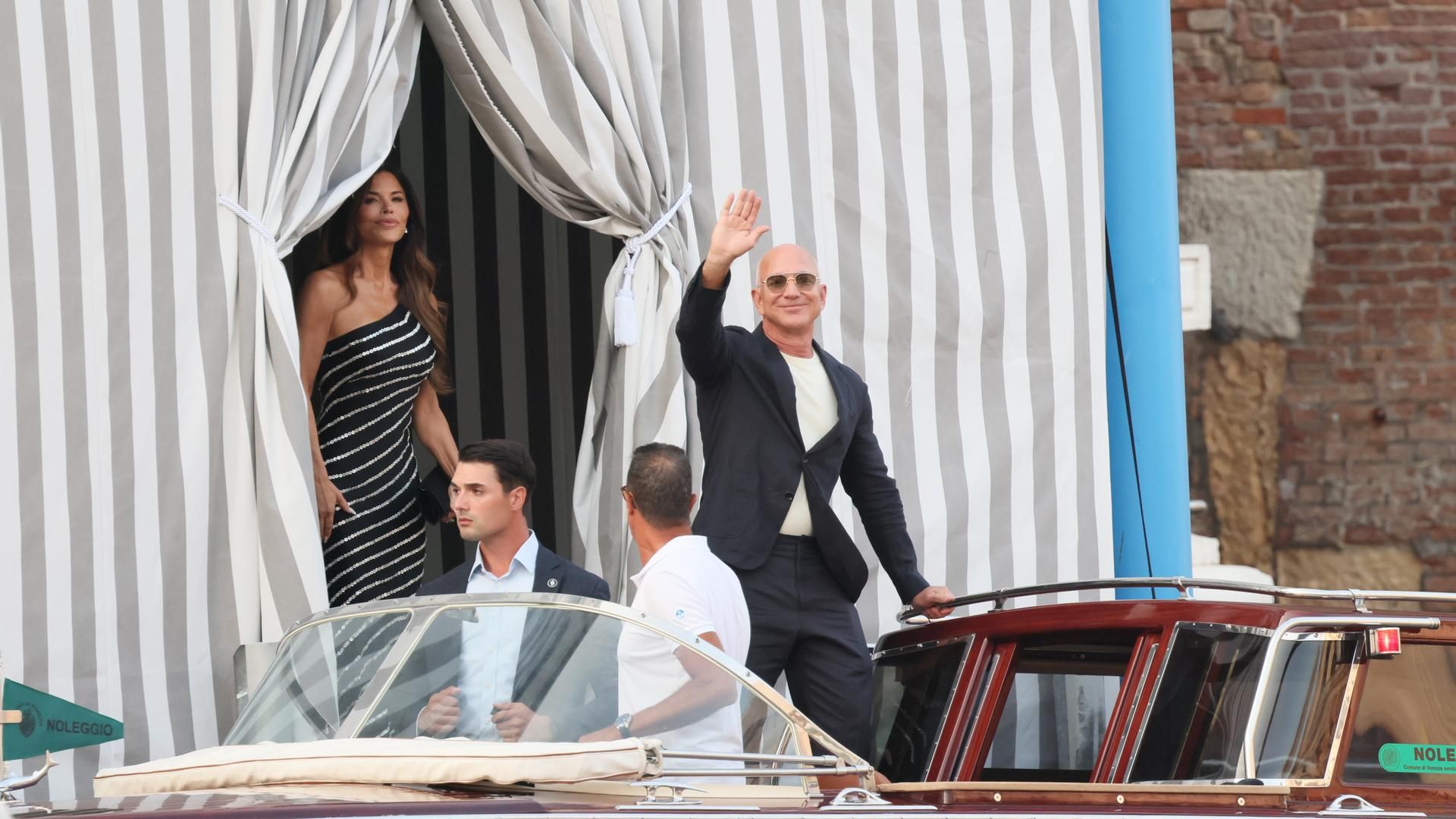 Lauren Sanchez, con vestido de Alexander McQueen