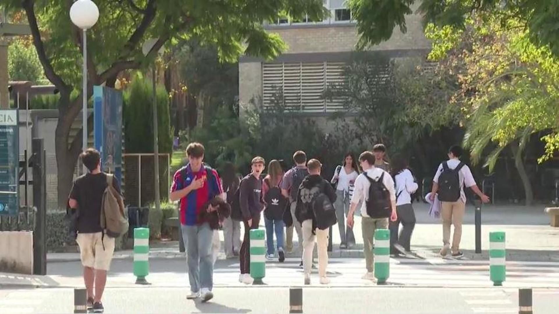 Los jóvenes se polarizan: mujeres de izquierda y hombres cada vez más conservadores que no creen en el feminismo