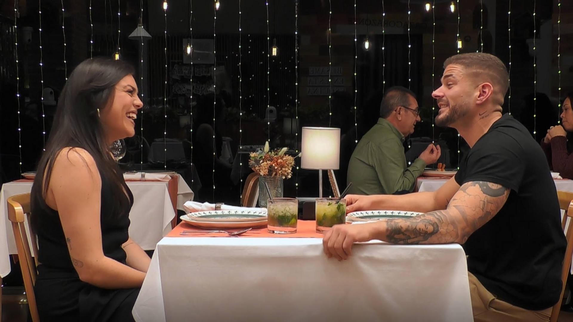 Los solteros conectan durante la cena y pasan un rato muy divertido