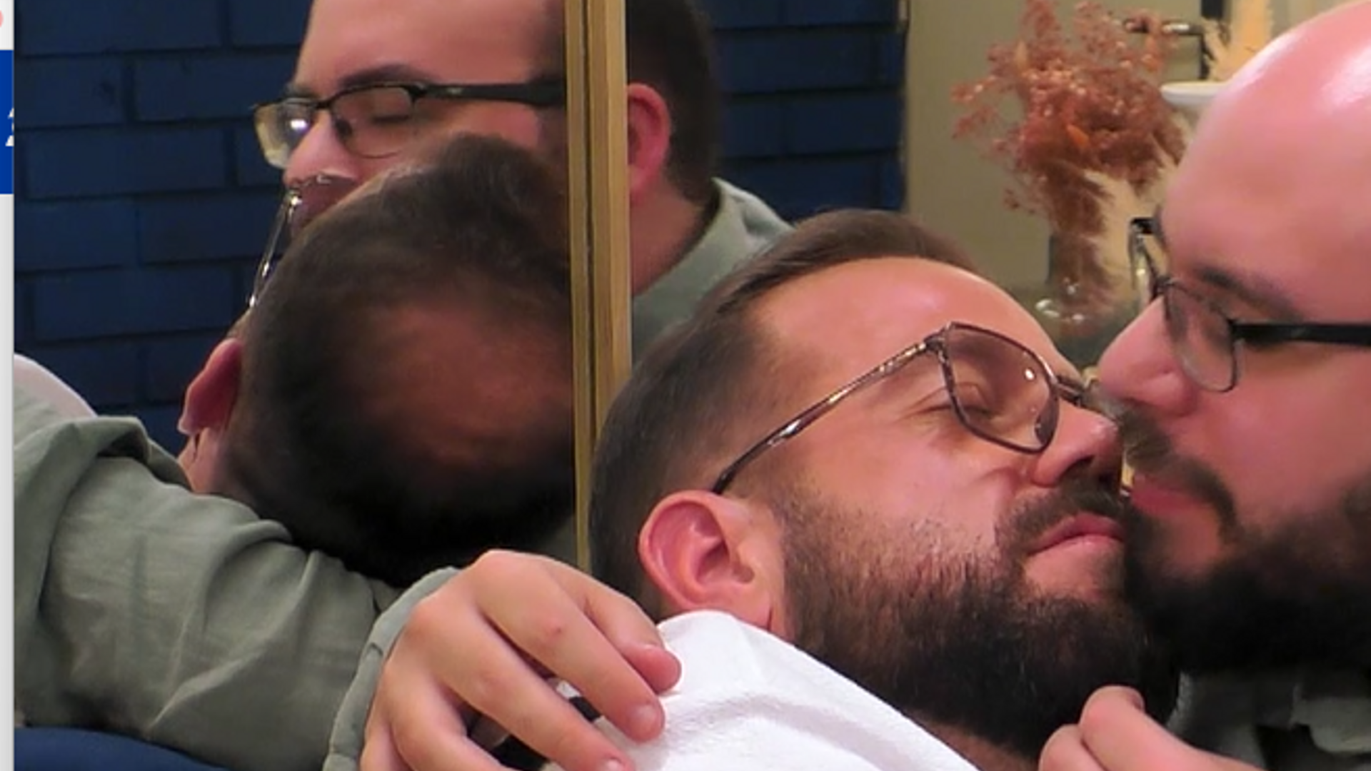 Los solteros se acarician la barba en el reservado de 'First Dates'