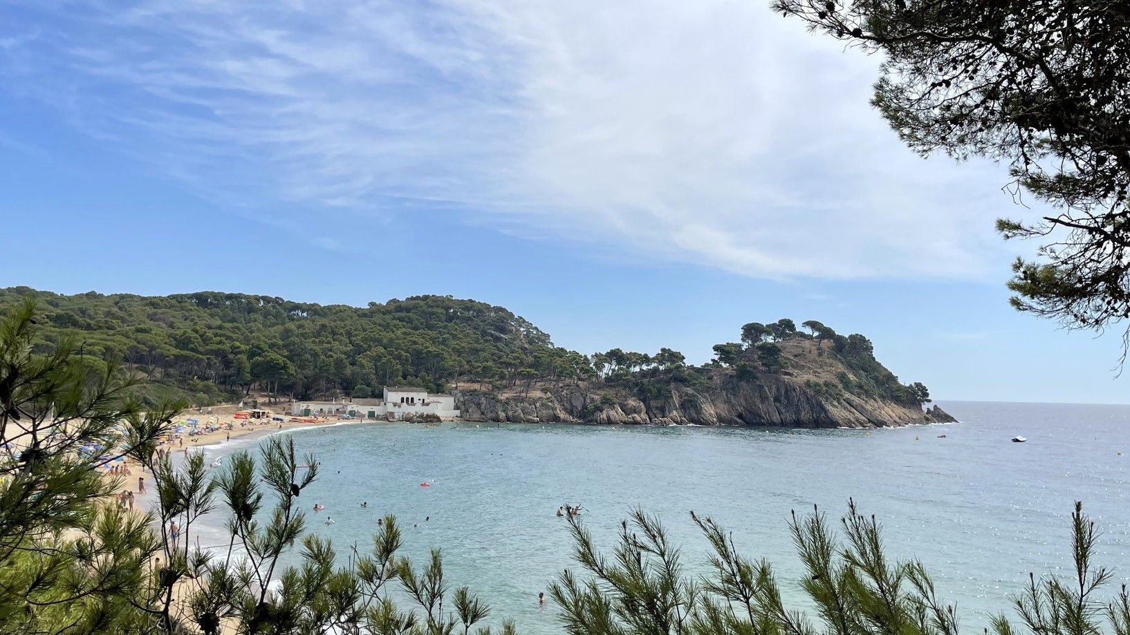 Playa Es Castell. FUENTE: Visita Costa Brava