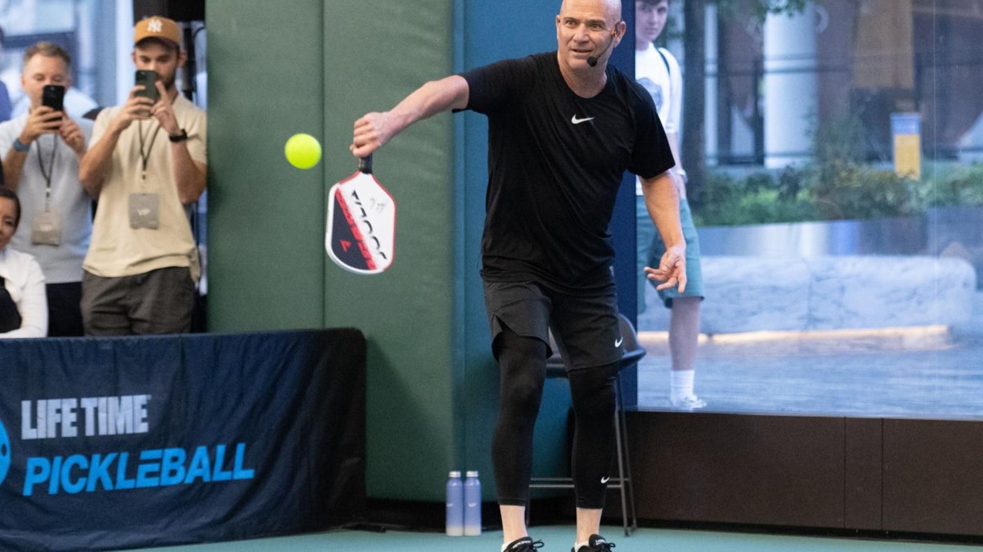 Agassi jugando al Pickleball