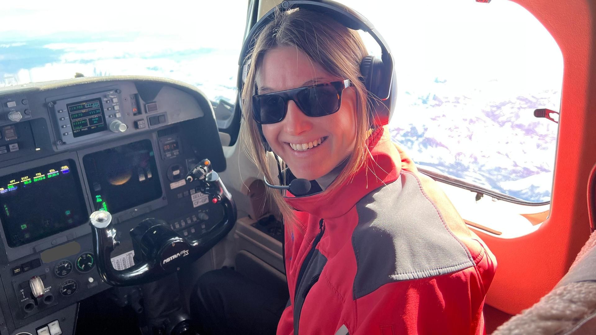 Alexia Hartman durante uno de sus trayectos en avión