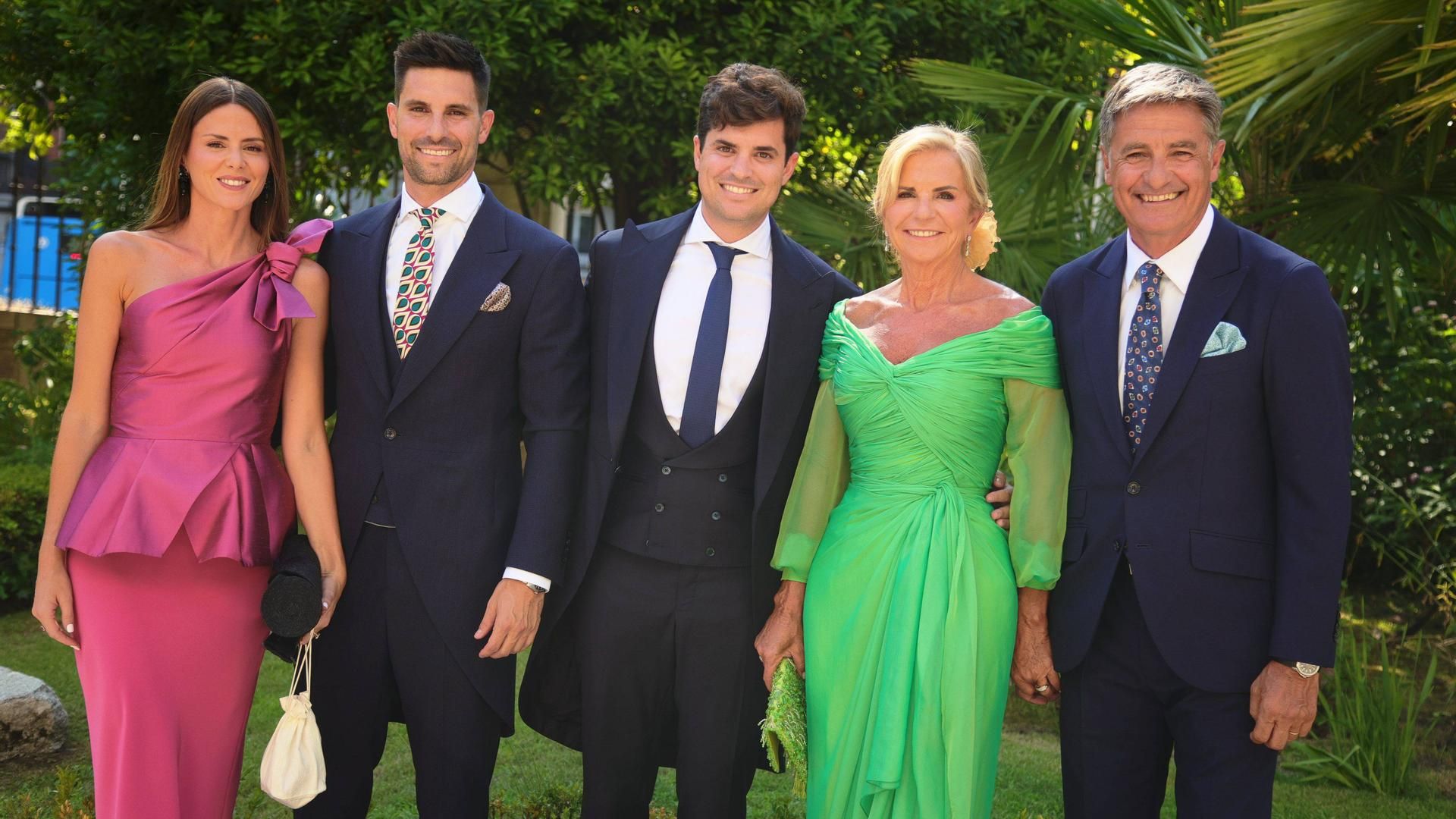 Álvaro González, junto a sus padres, su hermano y su cuñada, en su boda con Carla Vico