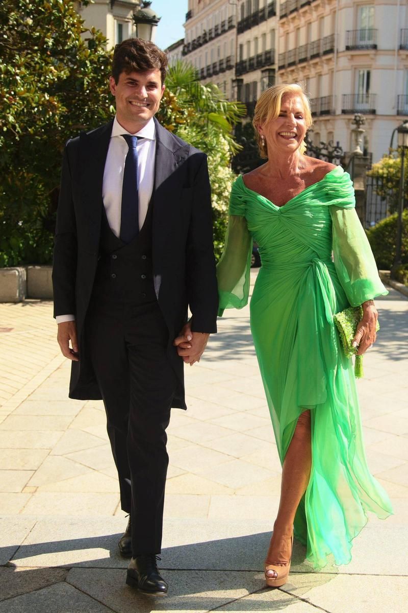 Álvaro González y su madre, Merche Luengo, en su boda con Carla Vico