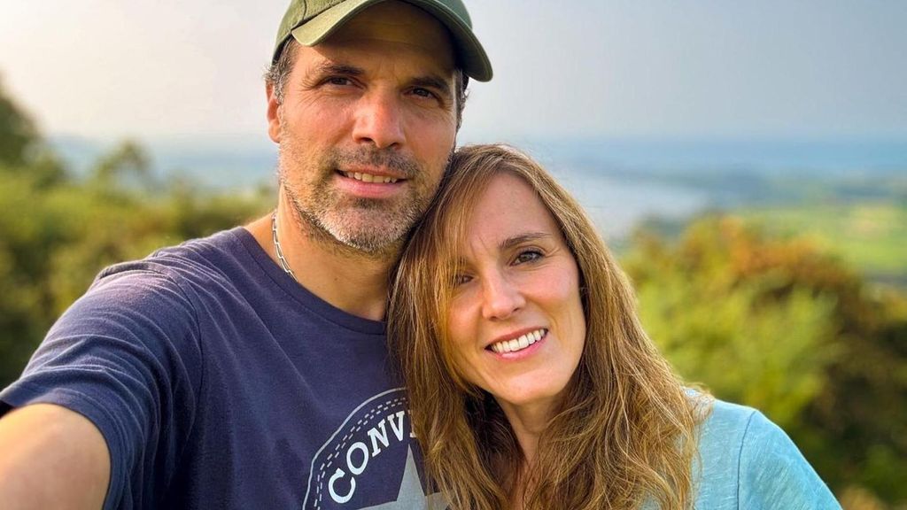 Álvaro junto a su pareja