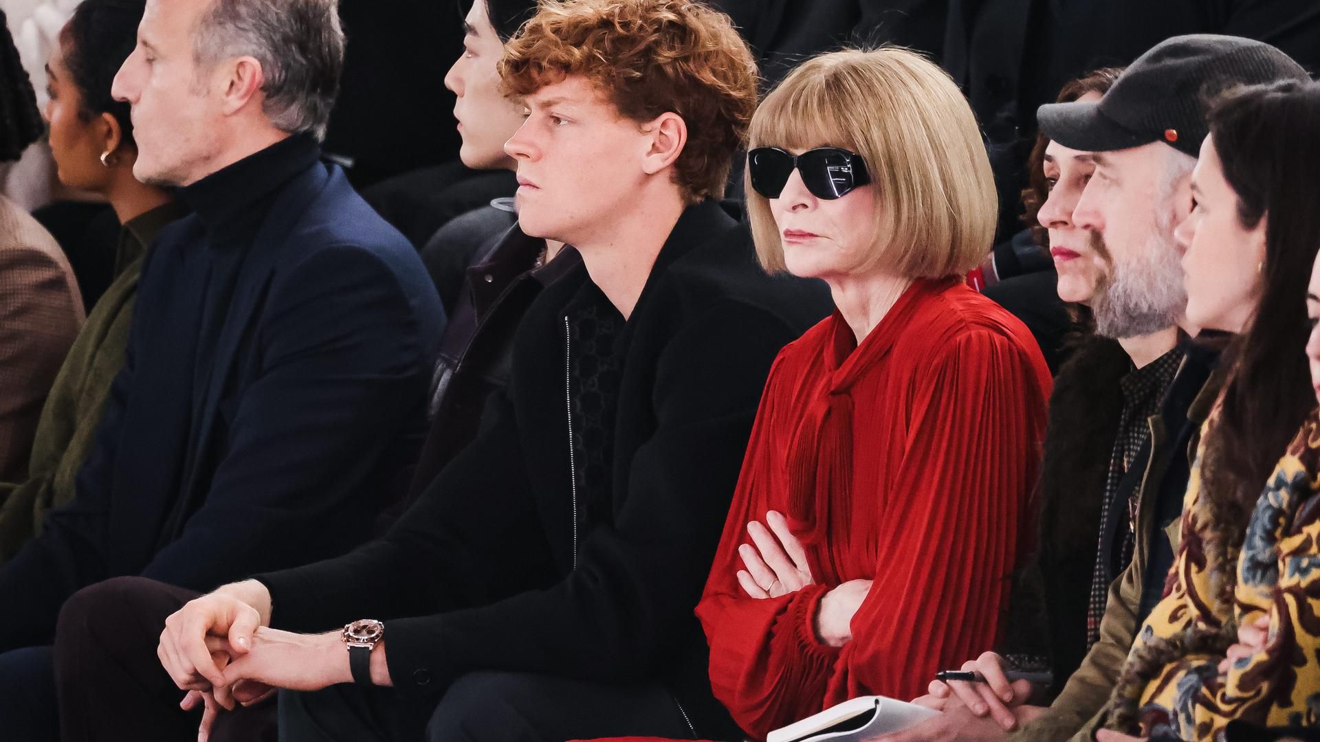 Anna Wintour en un 'front row' de Gucci, junto al tenista JanniK Sinner