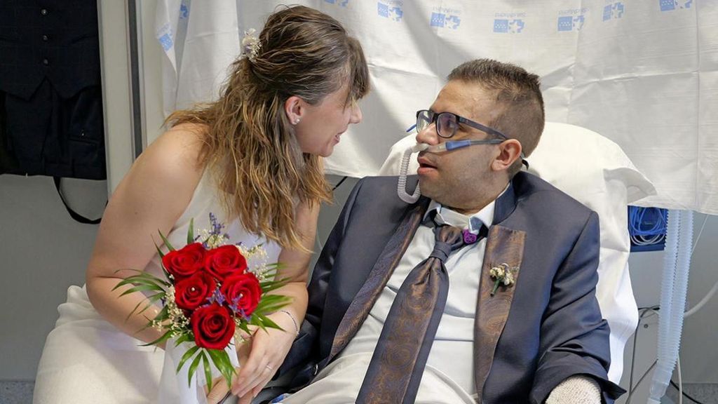 Una pareja se casa en la UCI del Gregorio Marañón, donde el novio está ingresado por cáncer: "Ha sido muy emotivo"