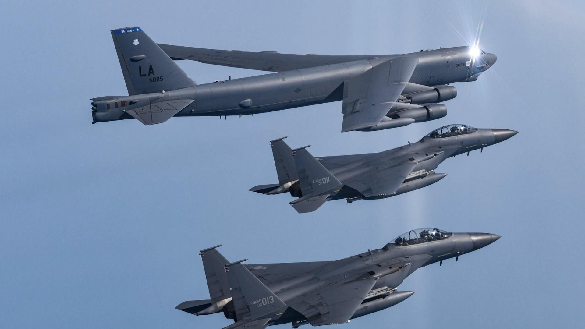 Bombardero nuclear de EEUU escoltado por dos cazas