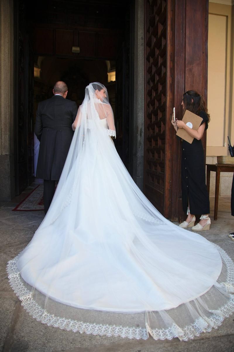 Carla Vico, entrando en la iglesia de su boda con Álvaro González