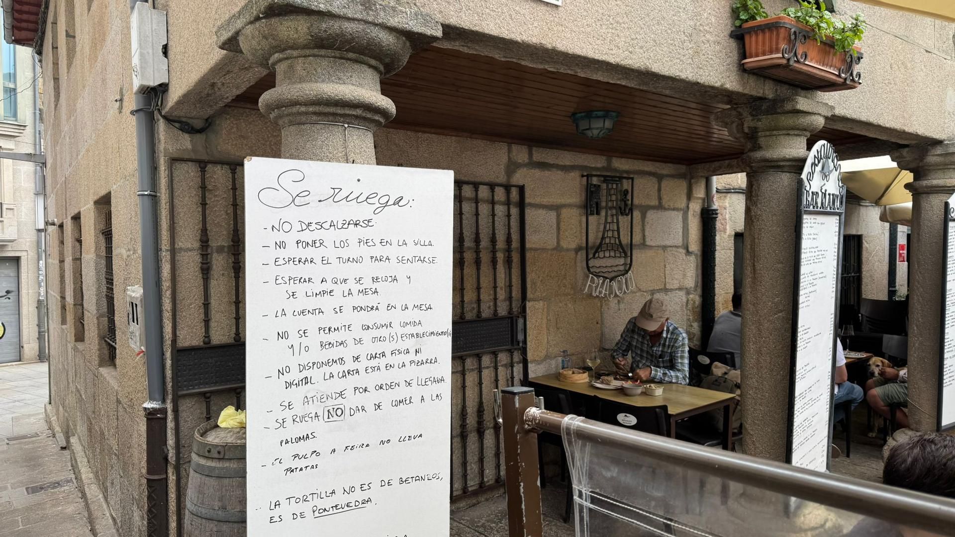 Cartel pidiendo buenos modales en el restaurante Rianxo de Pontevedra