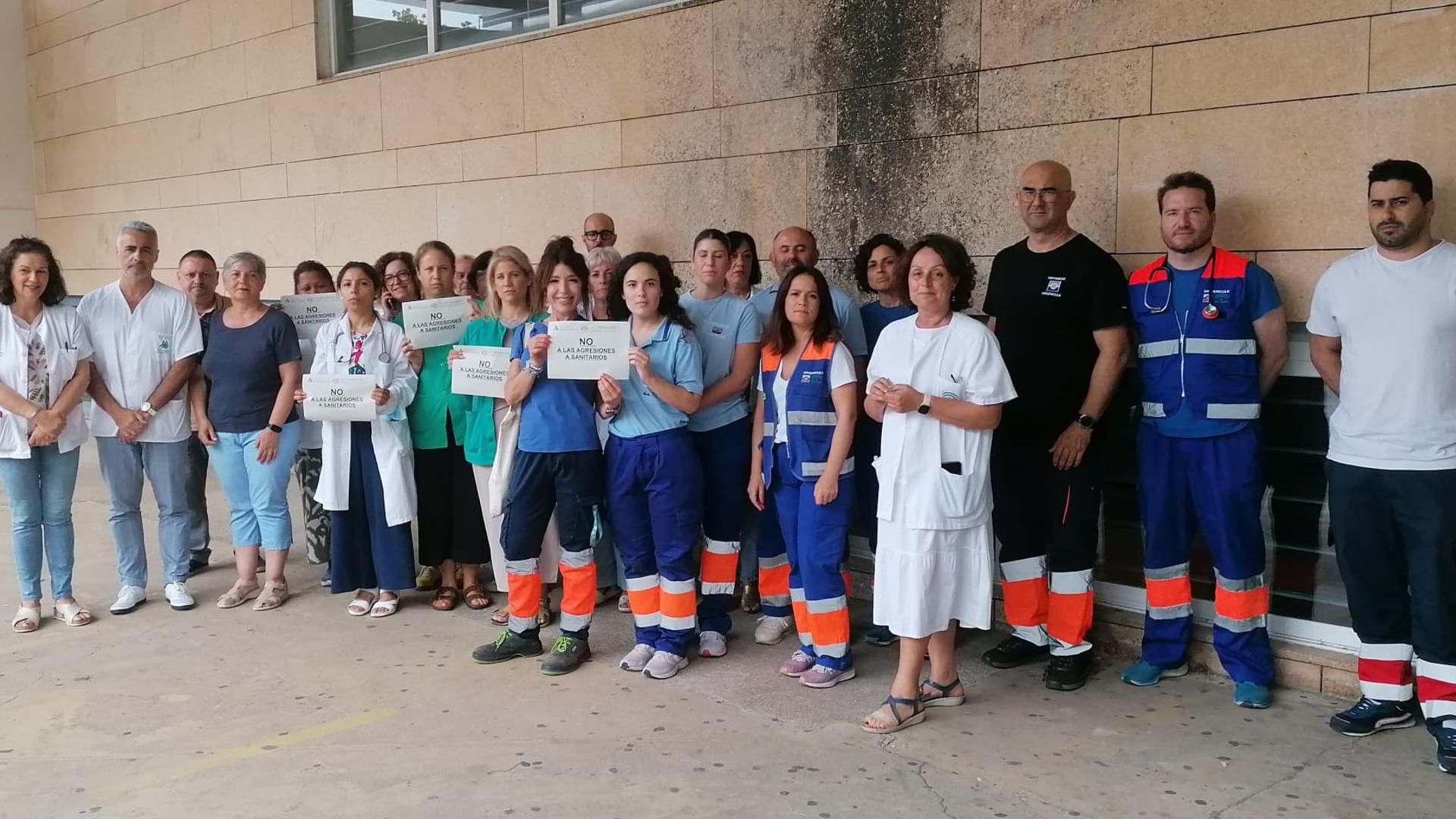 Concentración en repulsa de una agresión física a una médica en Isla Cristina, Huelva