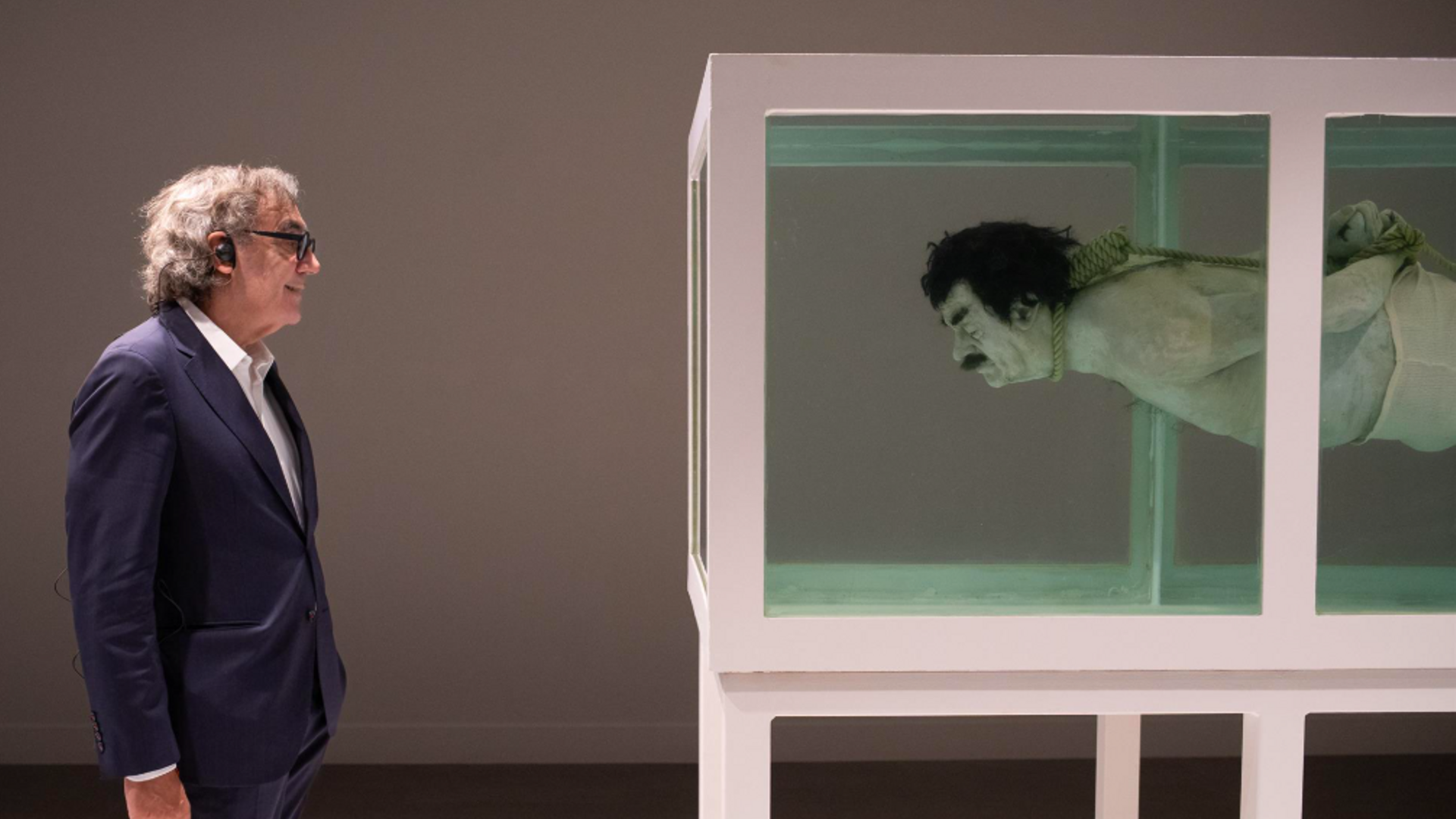 El periodista, empresario y coleccionista, Tatxo Benet, frente a una de las obras expuestas en la inauguración del Museo de Arte Prohibido