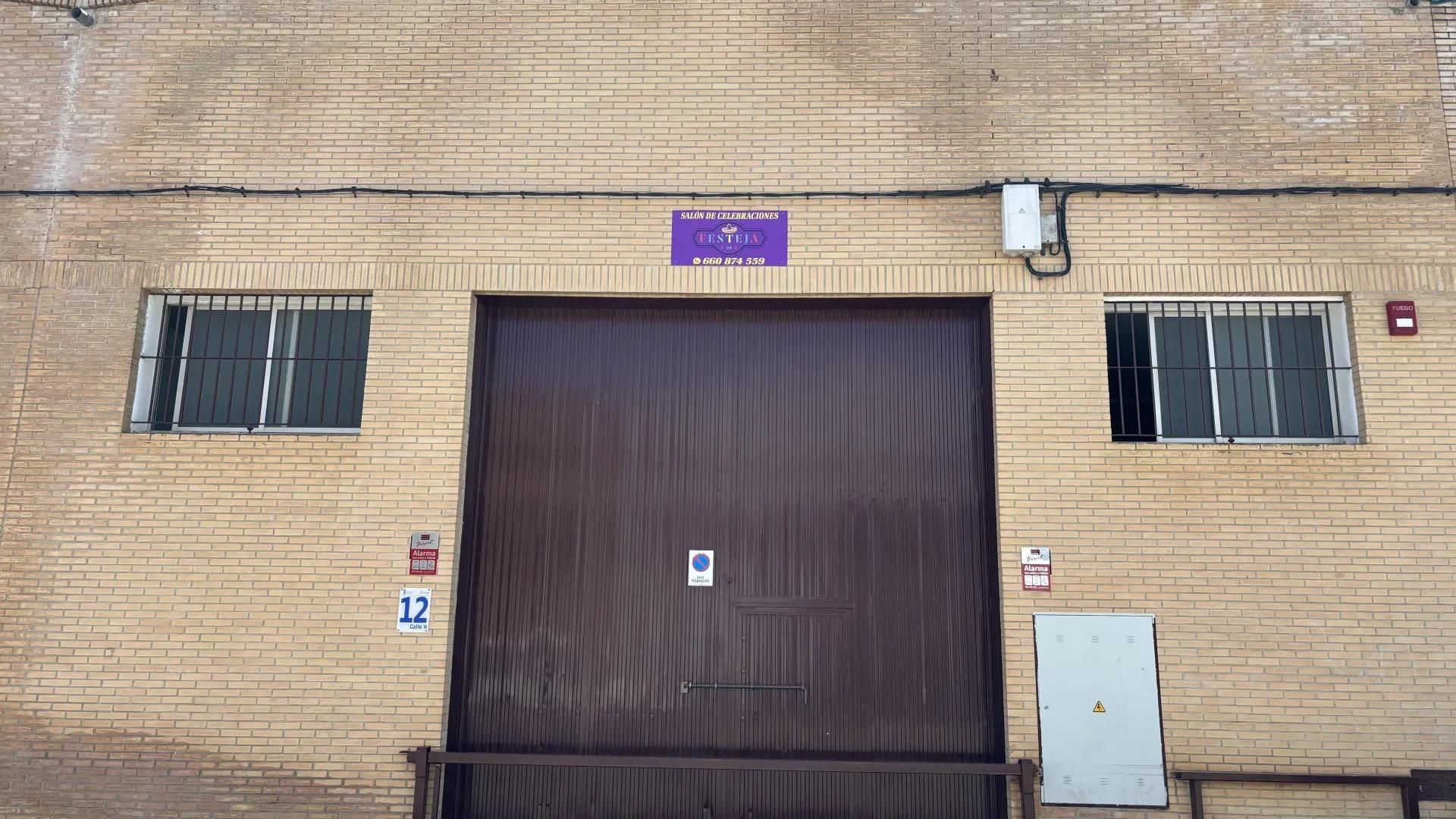 Exterior del local privado donde se celebró la fiesta de graduación en la que murió un menor de 16 años en Carmona, Sevilla