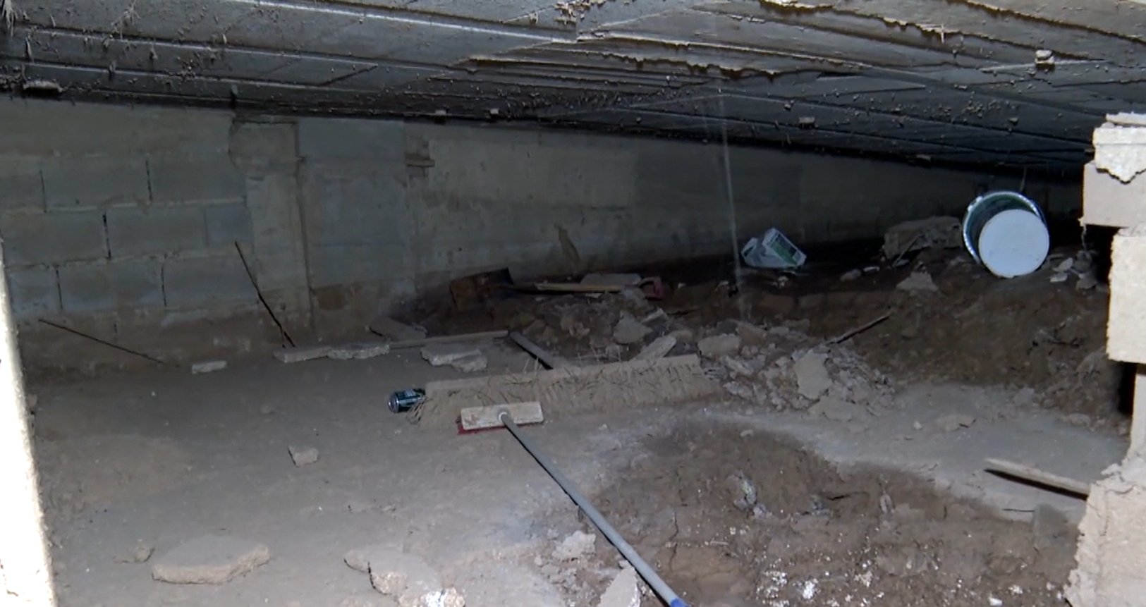 Garajes destrozados y llenos de barro por la DANA: los vecinos, multados por dejar los coches en descampados Garajes destrozados y llenos de barro por la DANA: los vecinos, multados por dejar los coches en descampados