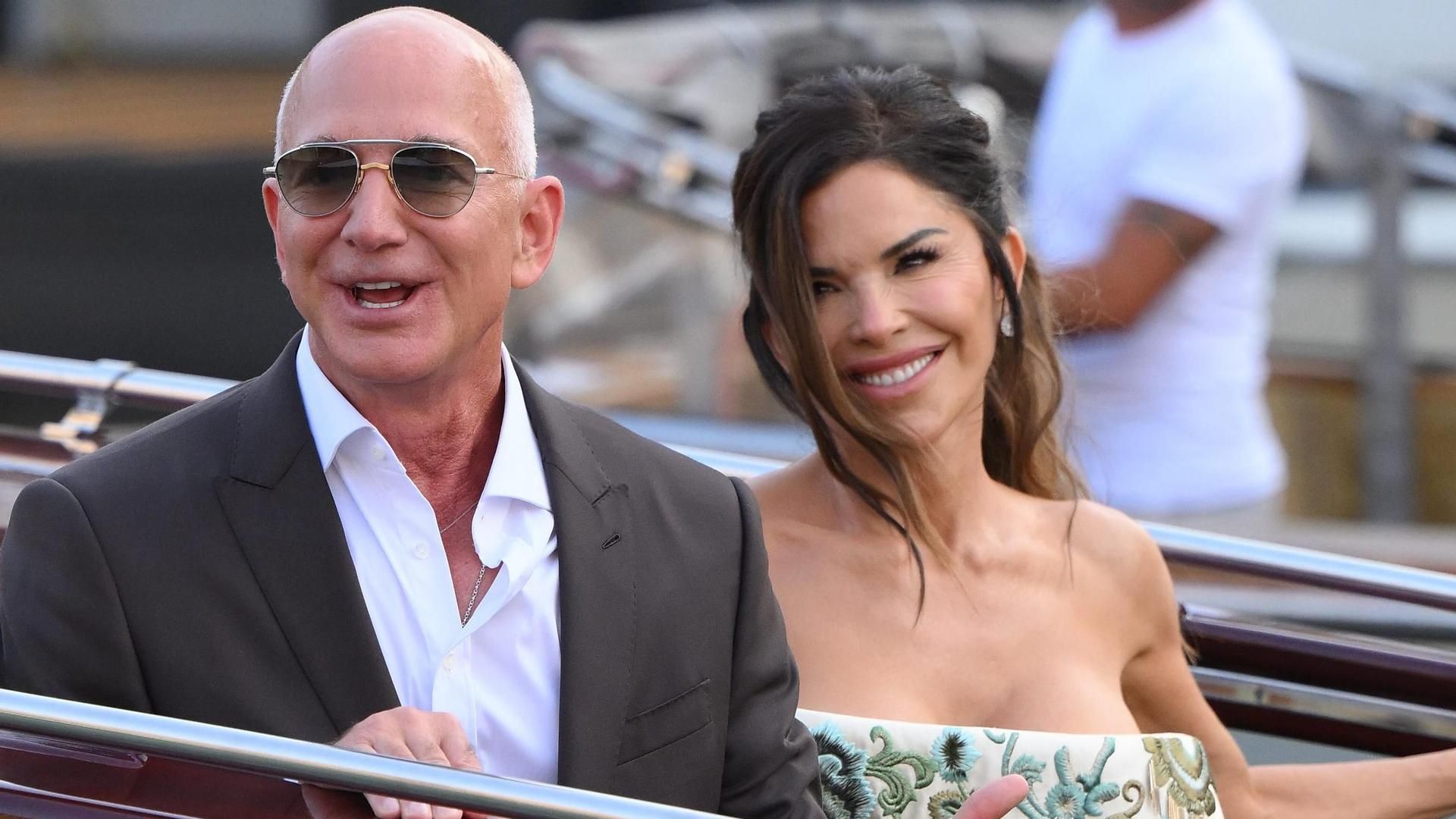 Jeff Bezos y Lauren Sanchez yendo a la fiesta de su preboda