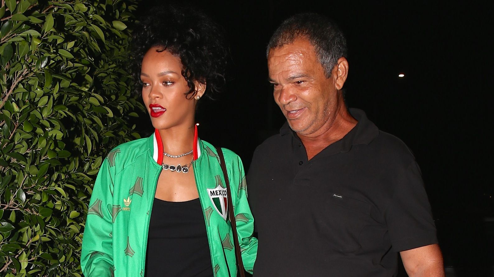 La cantante Rihanna y su padre, Ronald Fenty