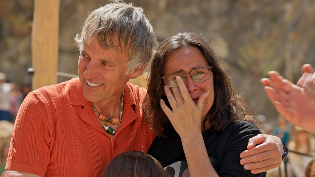 La emoción de todo el pueblo de Sot de Chera al descubrir el último detalle de Jesús Calleja