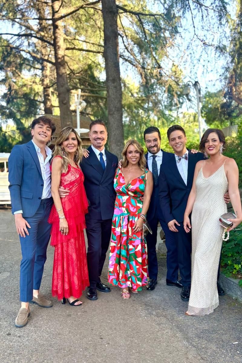 Marisa Martín Blázquez, Miguel Ángel Nicolás y Leticia Requejo, con otros invitados, en la boda de Marta López y Alejandro Huerta
