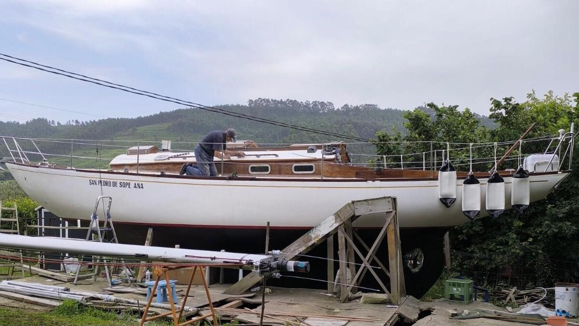 Más de 10 años ha estado este vecino de Sopela construyendo su propio velero