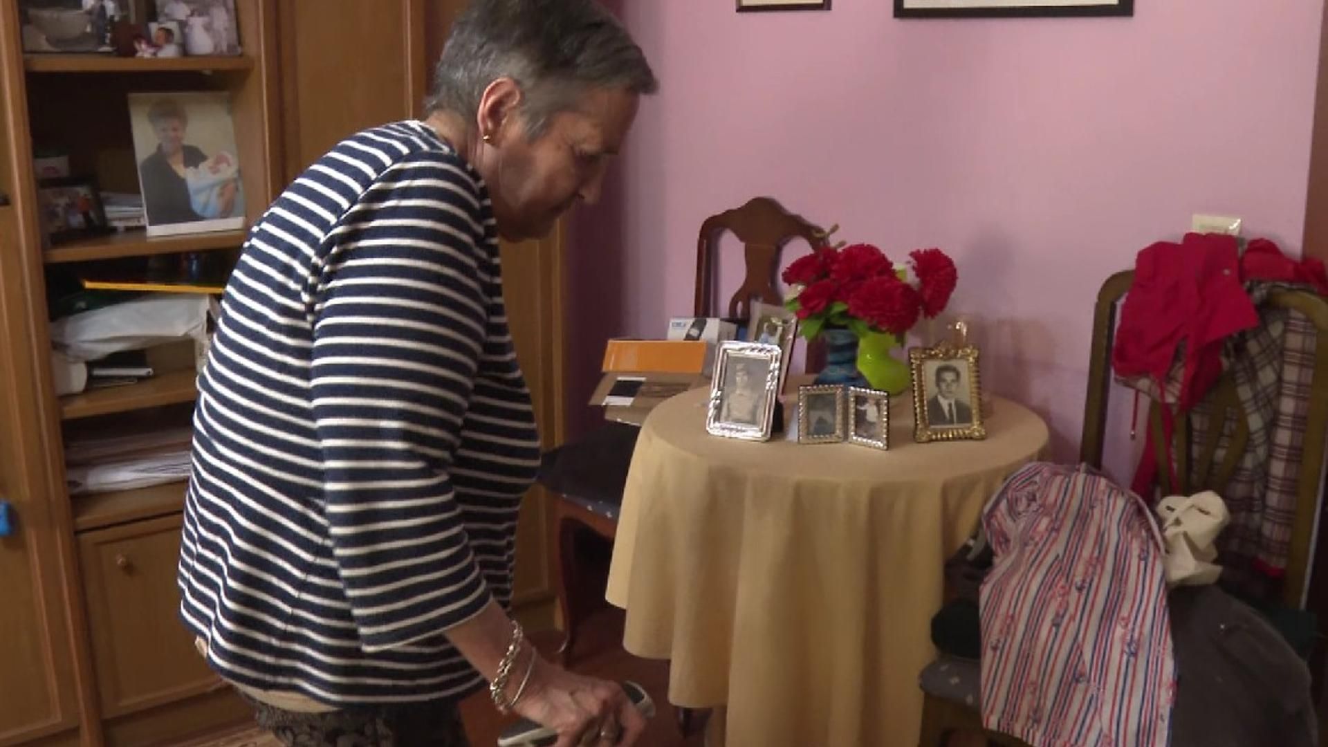 Mercedes Fuentes, en su casa de Santiago, de donde no puede salir al no tener ascensor