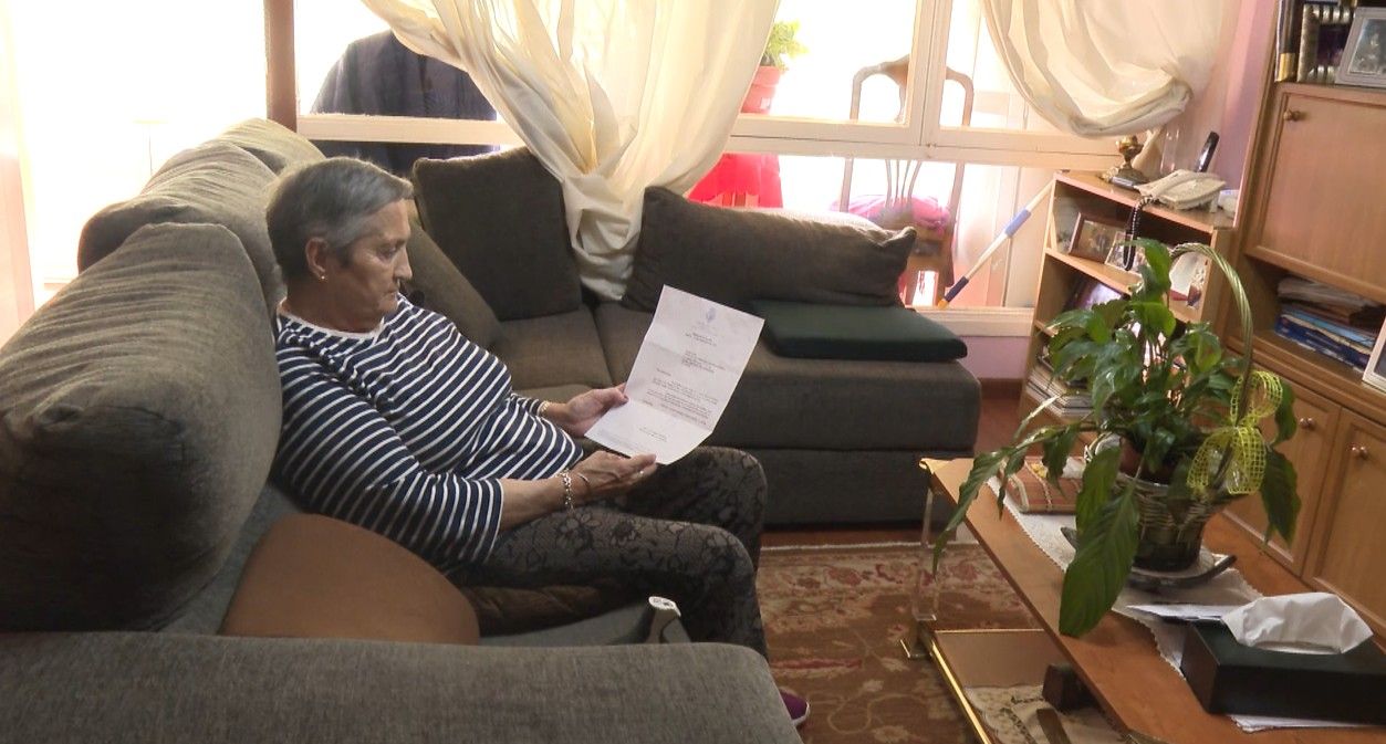 Mercedes, vecina de Santiago, enseña la carta de la Casa Real en respuesta a su petición de ayuda para un ascensor