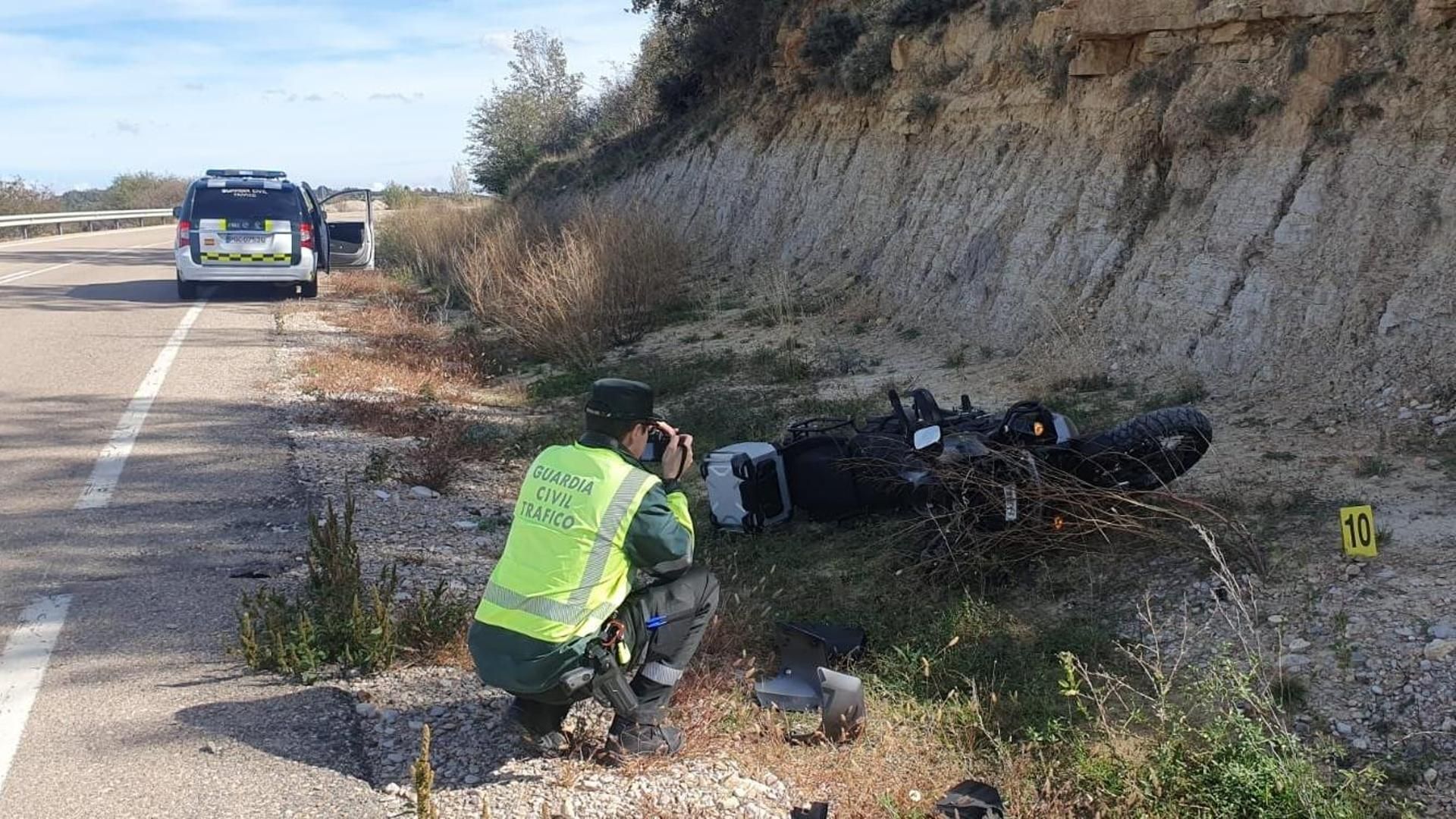 Mueren un padre y su hijo en un accidente de moto en la A-7 en Almería: chocaron contra el quitamiedos