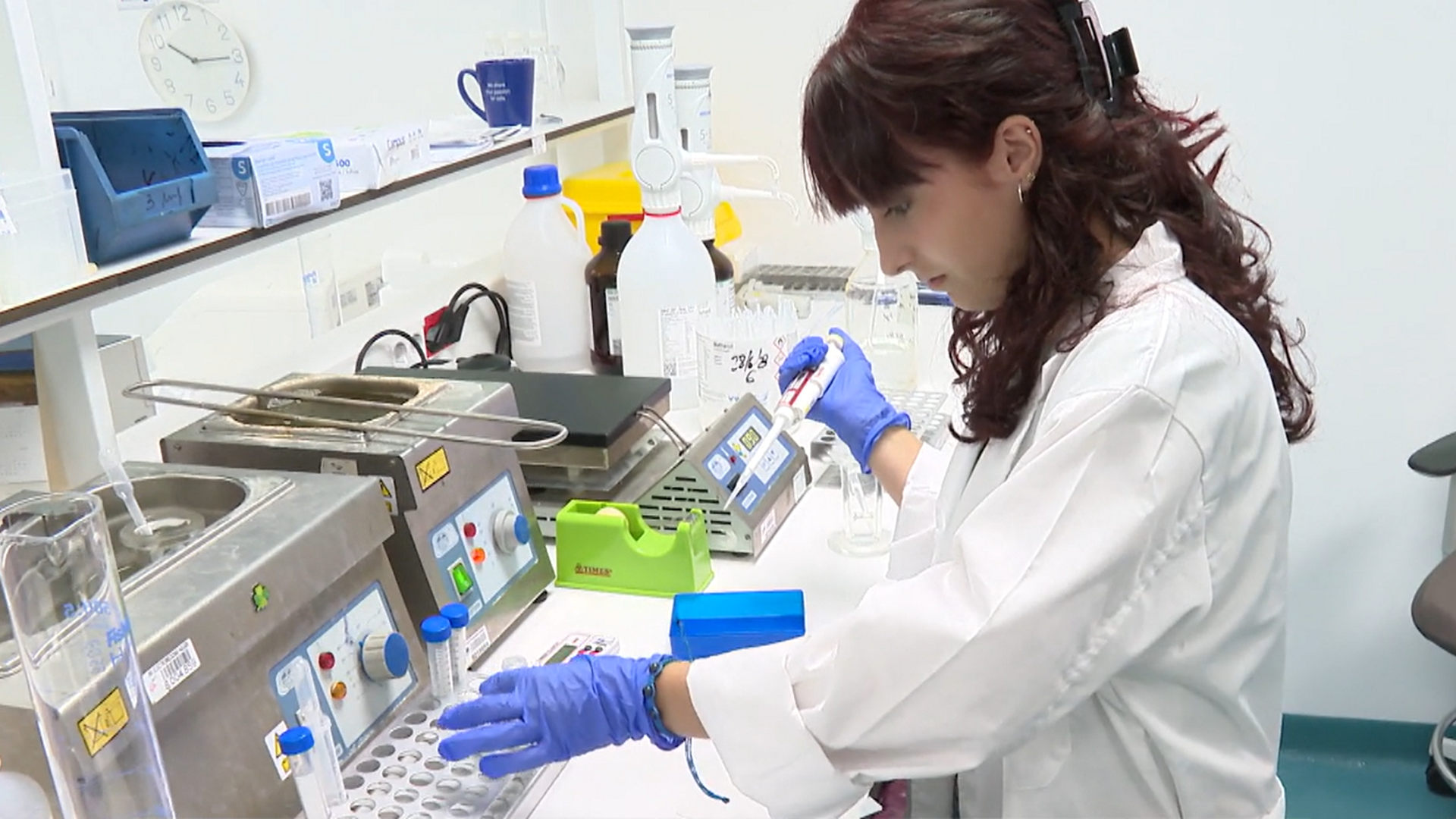 Ollande y Rodrigo, unos pequeños científicos en prácticas por unos días: así acercan la ciencia a los jóvenes