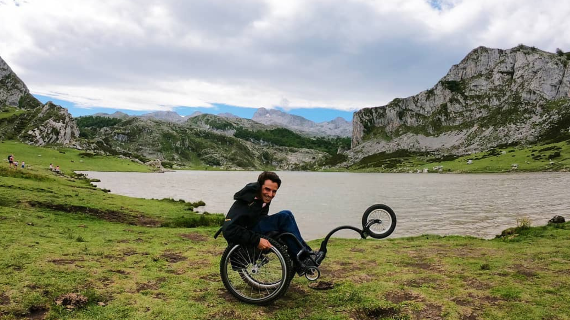 Pablo Tovar, en su silla durante una ruta en la montaña