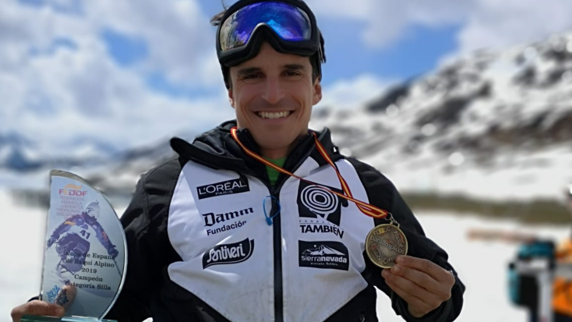 Pablo Tovar posa con el trofeo de campeón de España de esquí adaptado