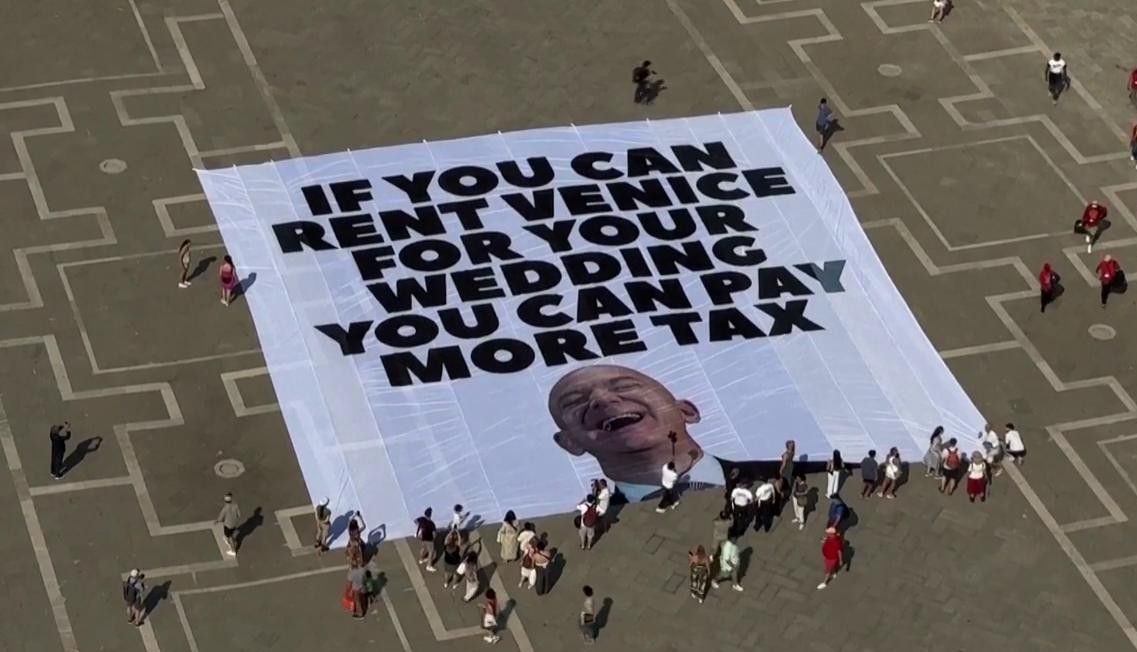 Pancartas contra Bezos en Venecia