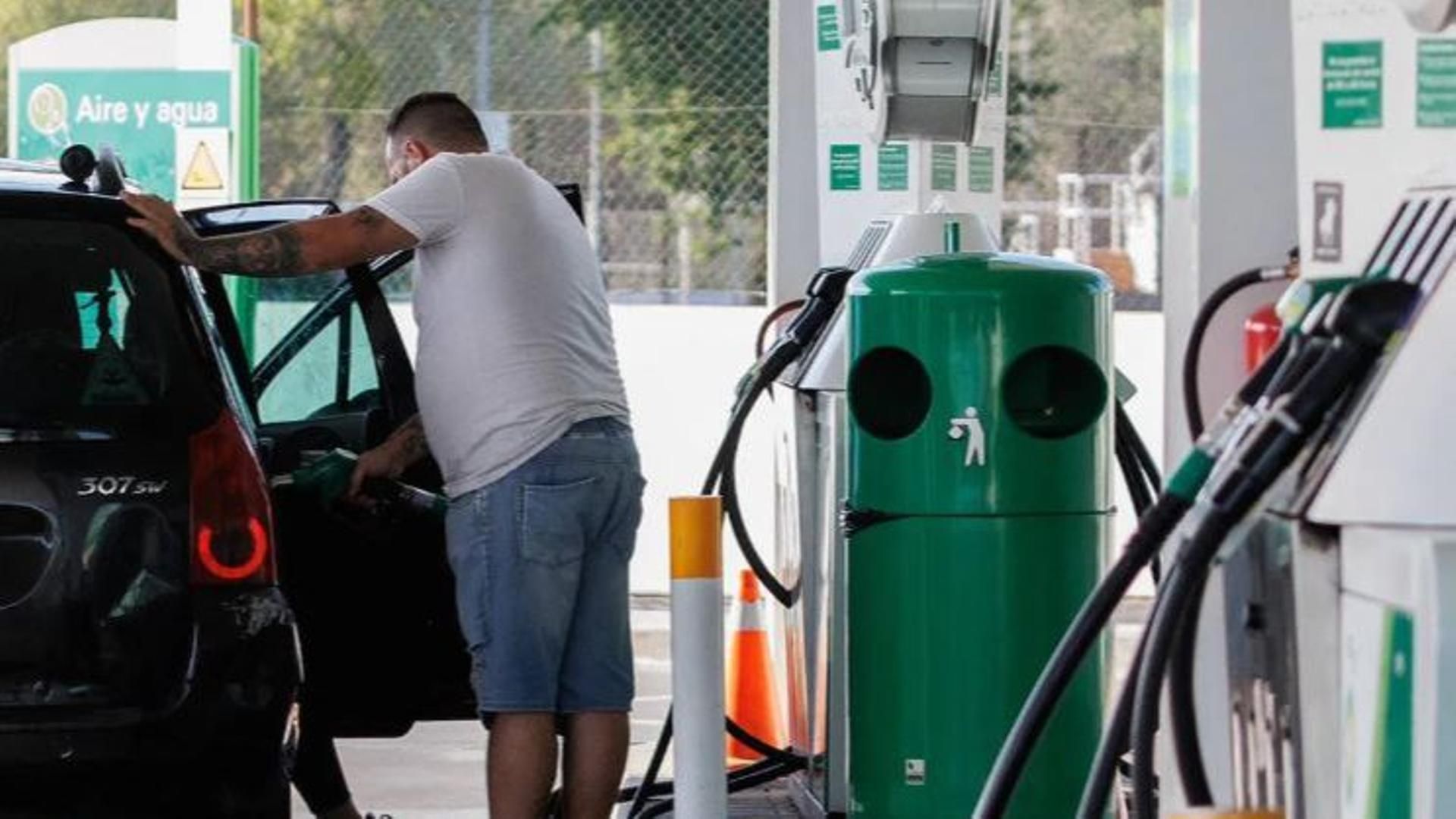 ¿Por qué no debemos repostar gasolina a media mañana o las cinco de la tarde?