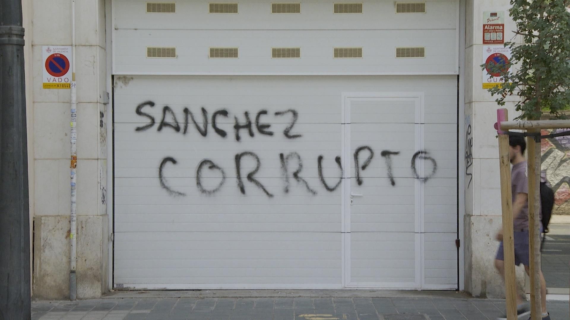 Primera pintada en la casa de Valencia de José Luis Ábalos con mensaje contra Pedro Sánchez