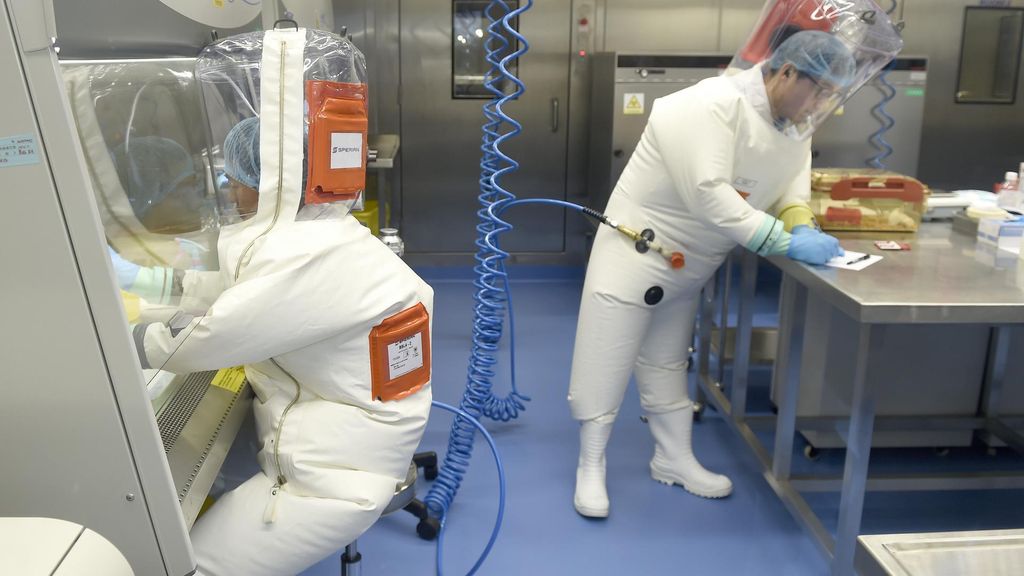 Técnicos del Instituto de Virología de Wuhan, en China