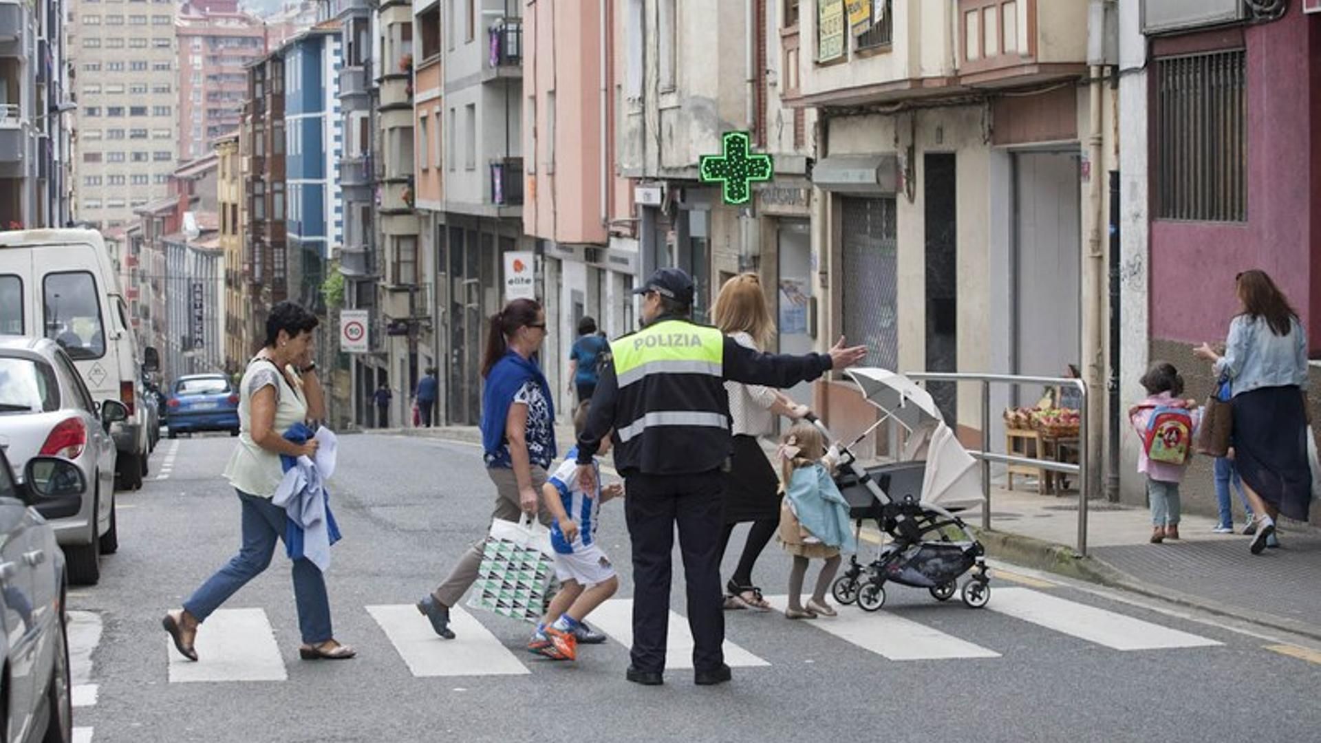 Un agente de la Policía Municipal de Eibar en plena calle del municipio.