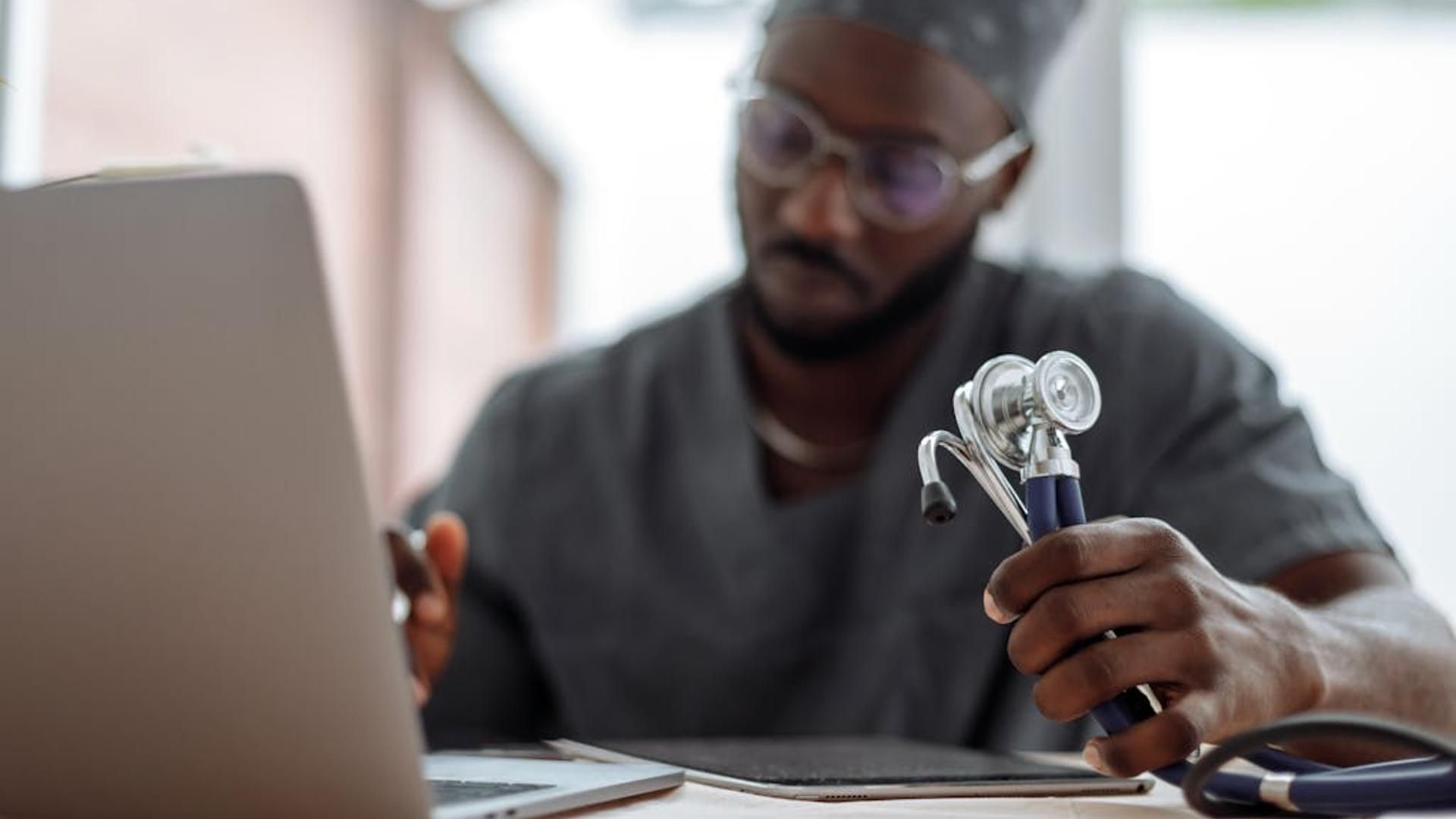 Un médico trabajando