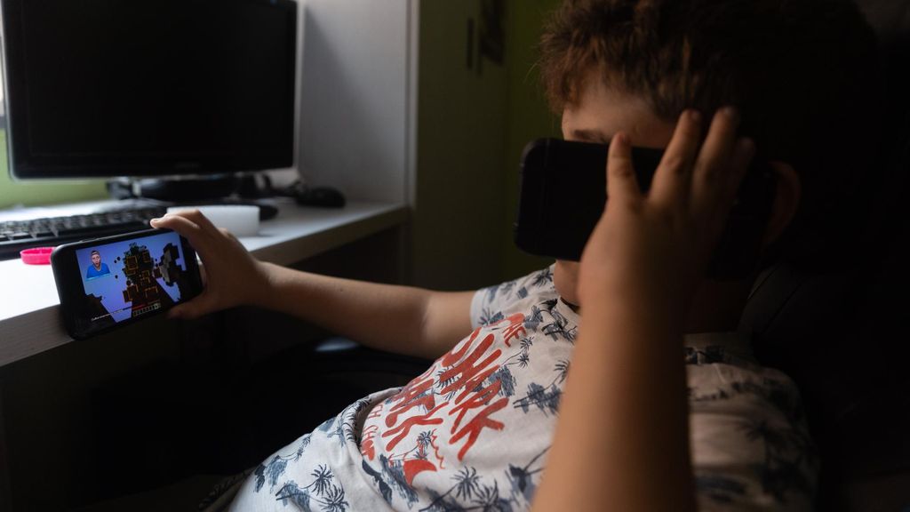 Más del 10% de los niños de entre 6 y 13 años se quedan solos en casa con el móvil: "En verano la situación se agrava"