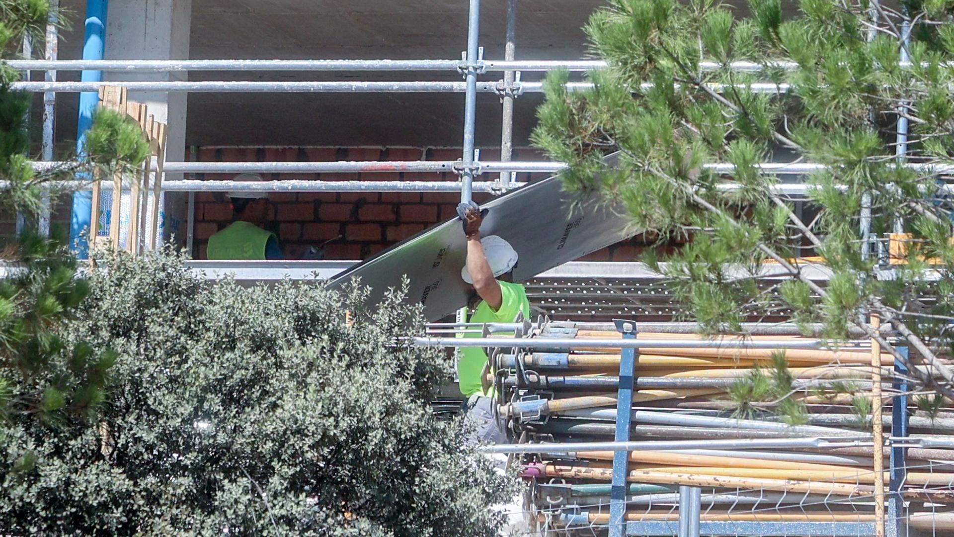 Un trabajador de la construcción en una obra