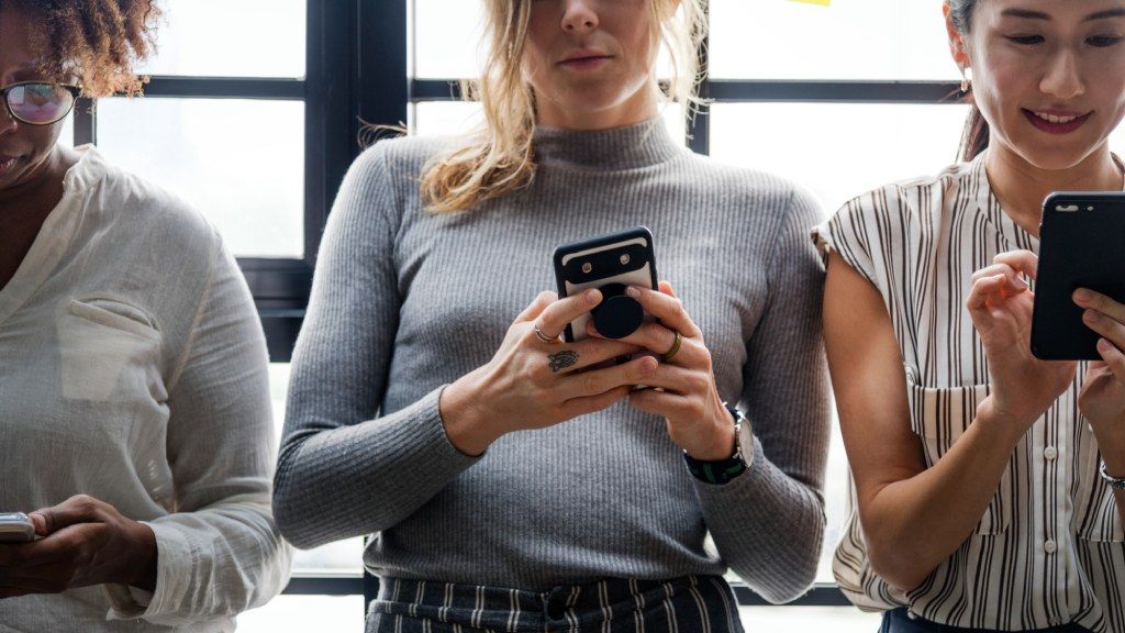 Vivimos pegados al móvil y otras pantallas Vivimos pegados al móvil y otras pantallas