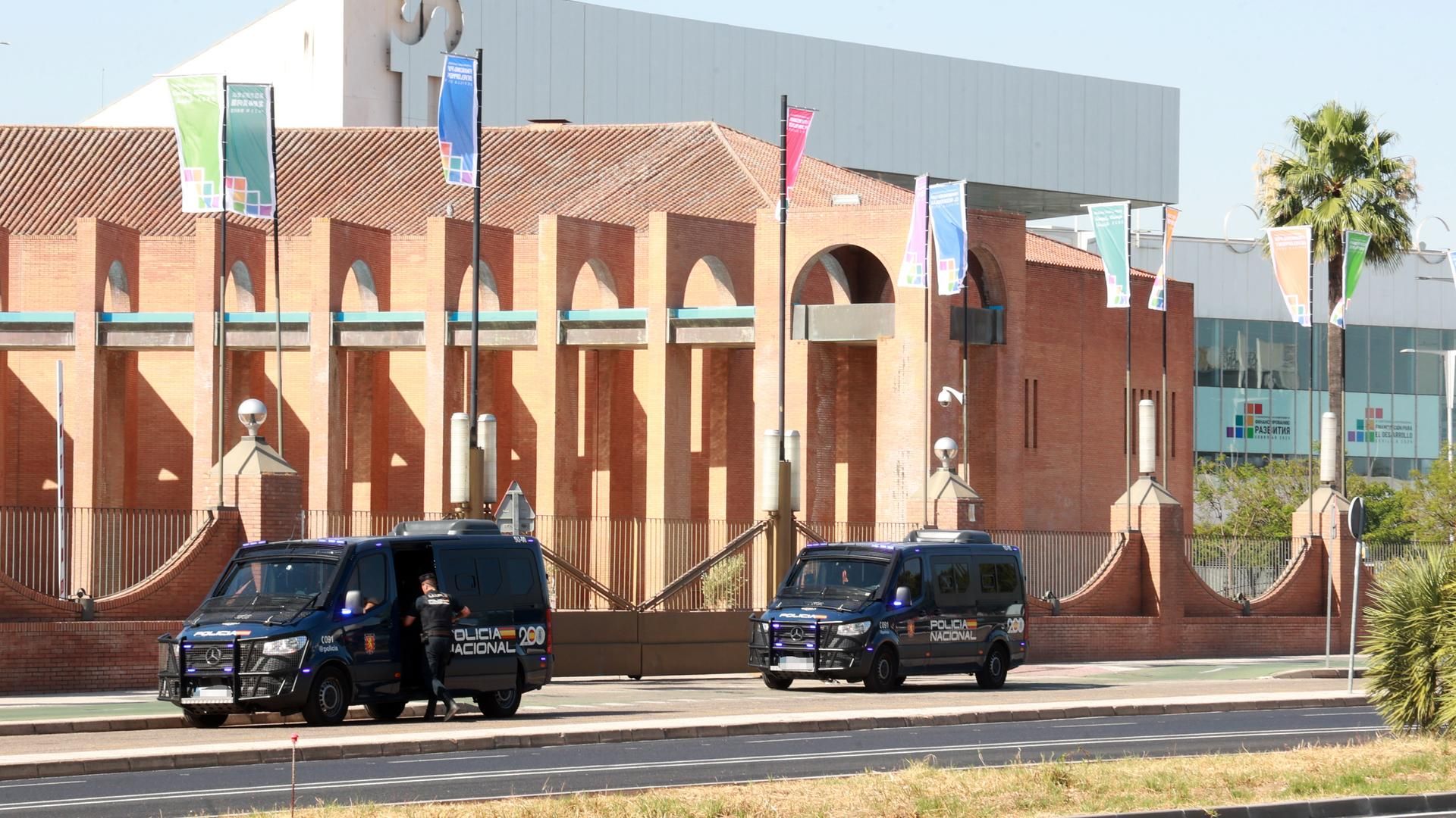 Agentes de la Policía Nacional durante el dispositivo de seguridad días previos al inicio de la Cumbre de la ONU en Sevilla