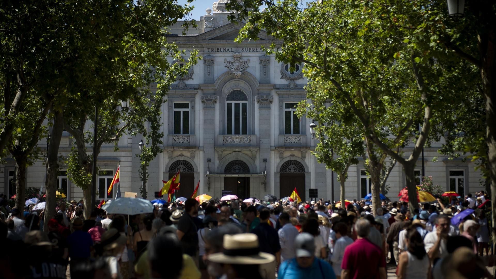 Cientos de personas durante una concentración de jueces y fiscales frente al Tribunal Supremo