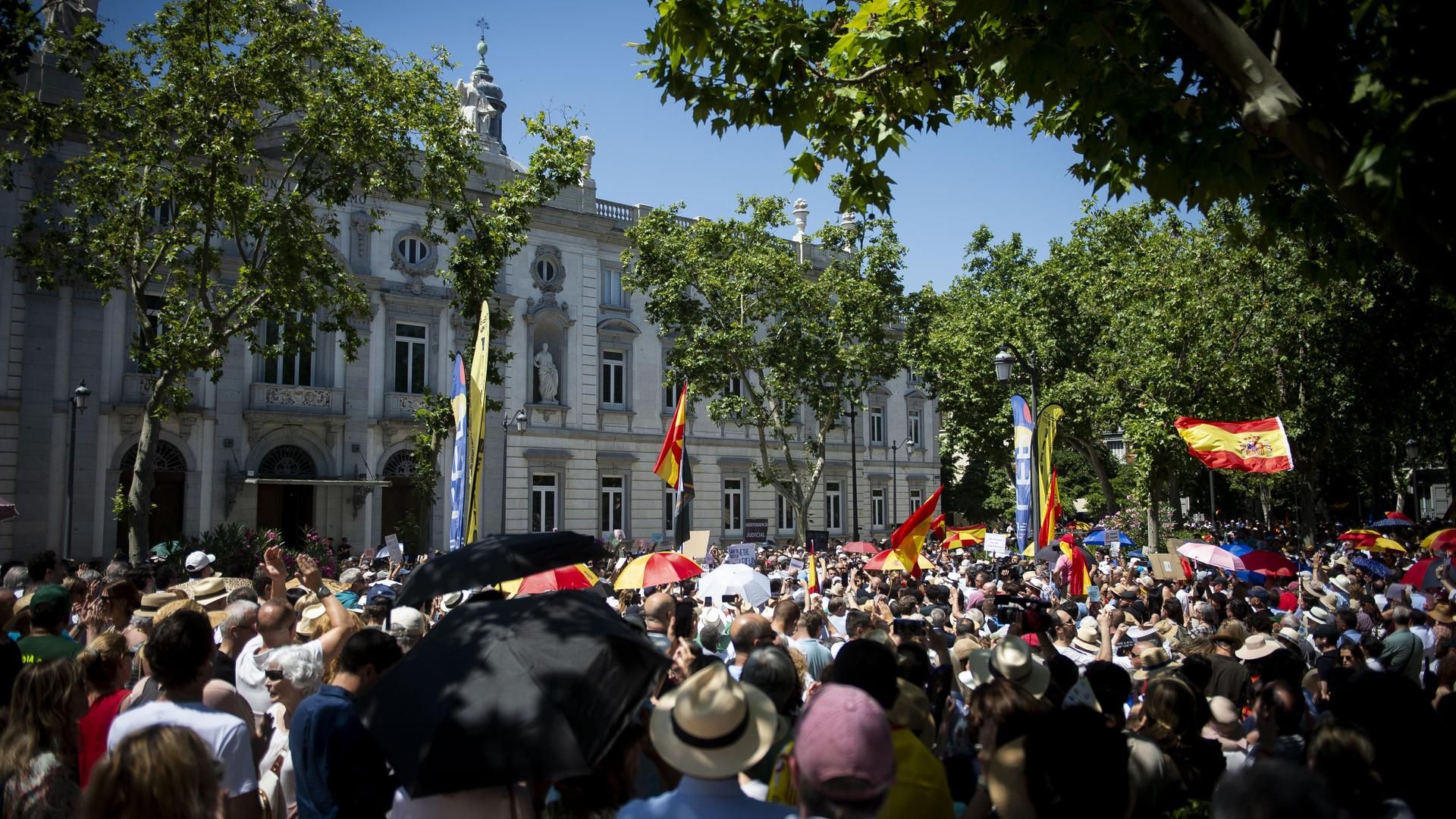 Cientos de personas durante una concentración de jueces y fiscales frente al Tribunal Supremo