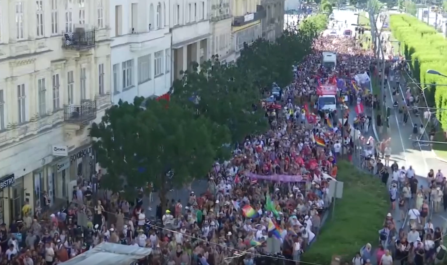 Arranca la manifestación prohibida del Orgullo LGTBI en Budapest