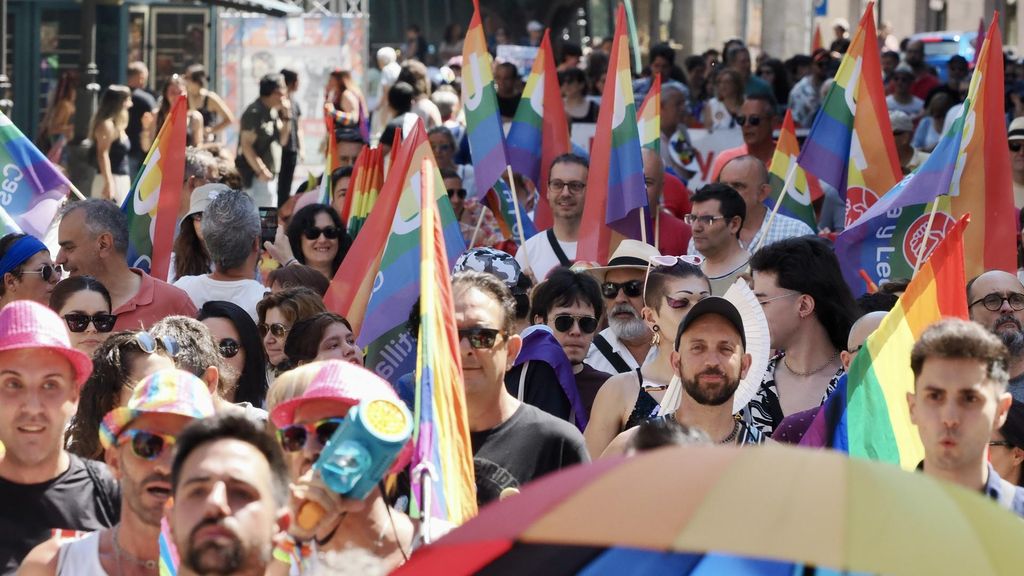 Miles de personas celebran en numerosas ciudades de España el Día del Orgullo bajo el lema "ni un paso atrás"