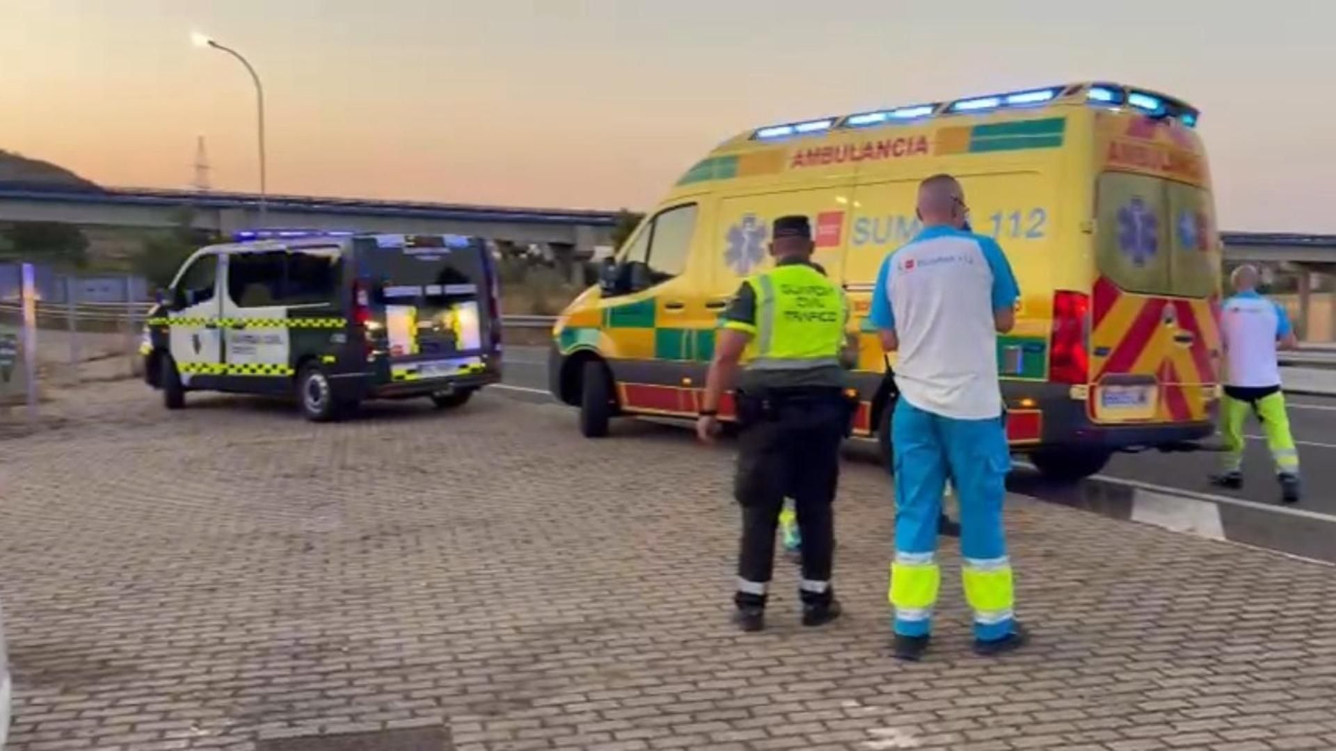Efectivos del SUMMA 112 en el lugar donde un motorista ha perdido la vida tras chocar contra un coche en la M-206, en Rivas-Vaciamadrid