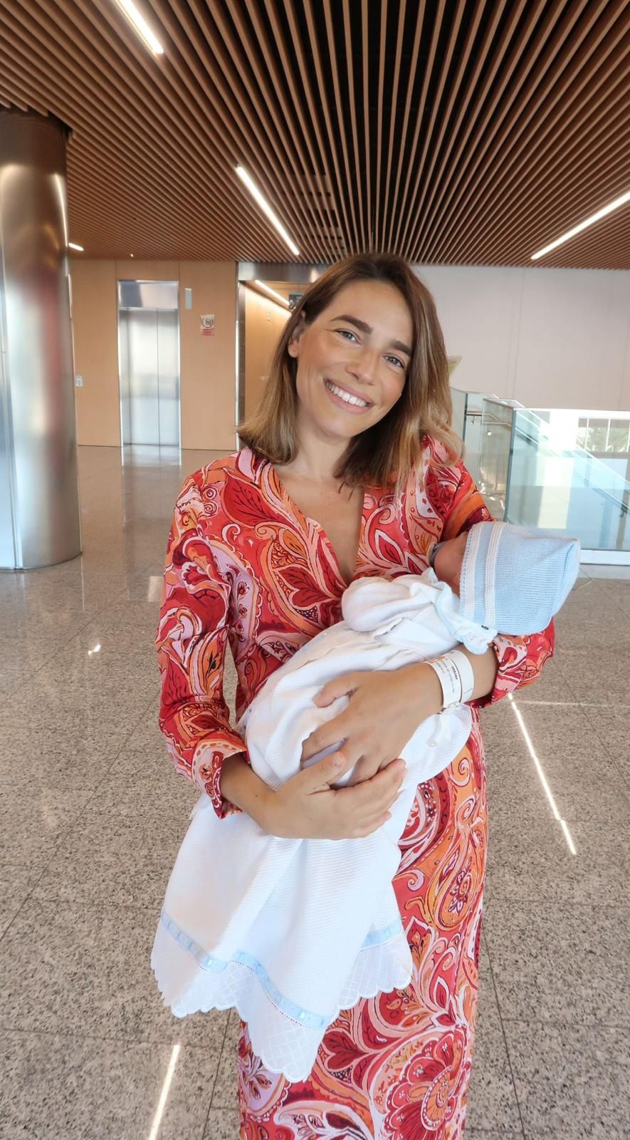 Flora González junto a su hijo