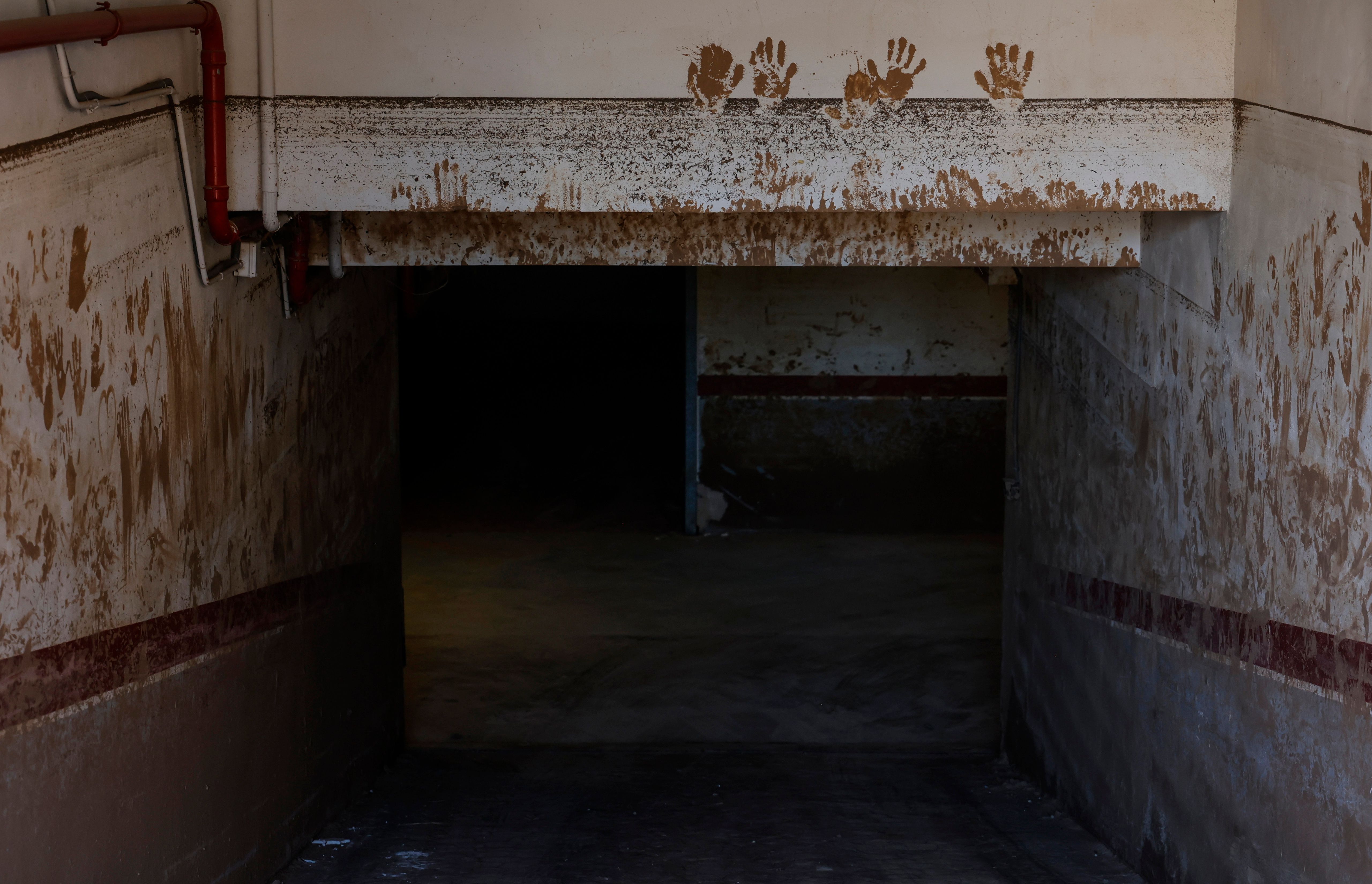 Garaje con marcas de manos de barro
