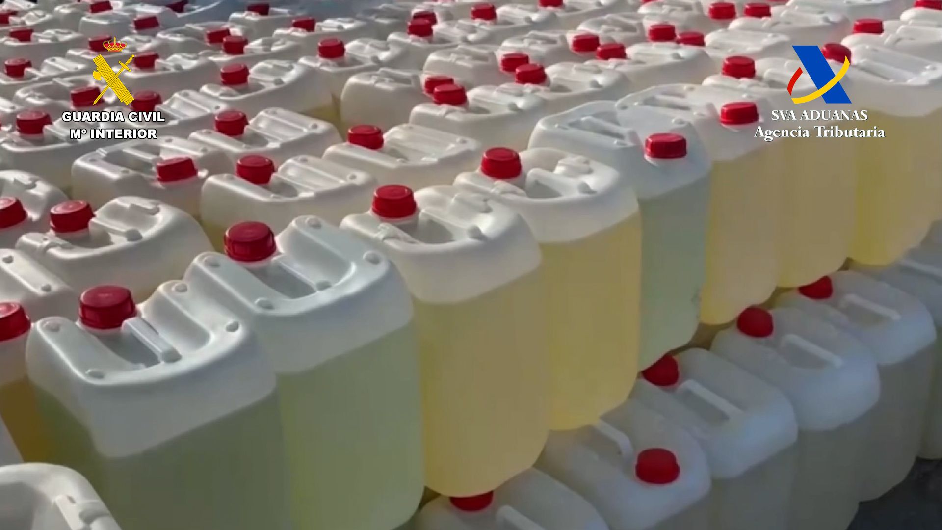 Garrafas de carburante para narcolanchas incautadas