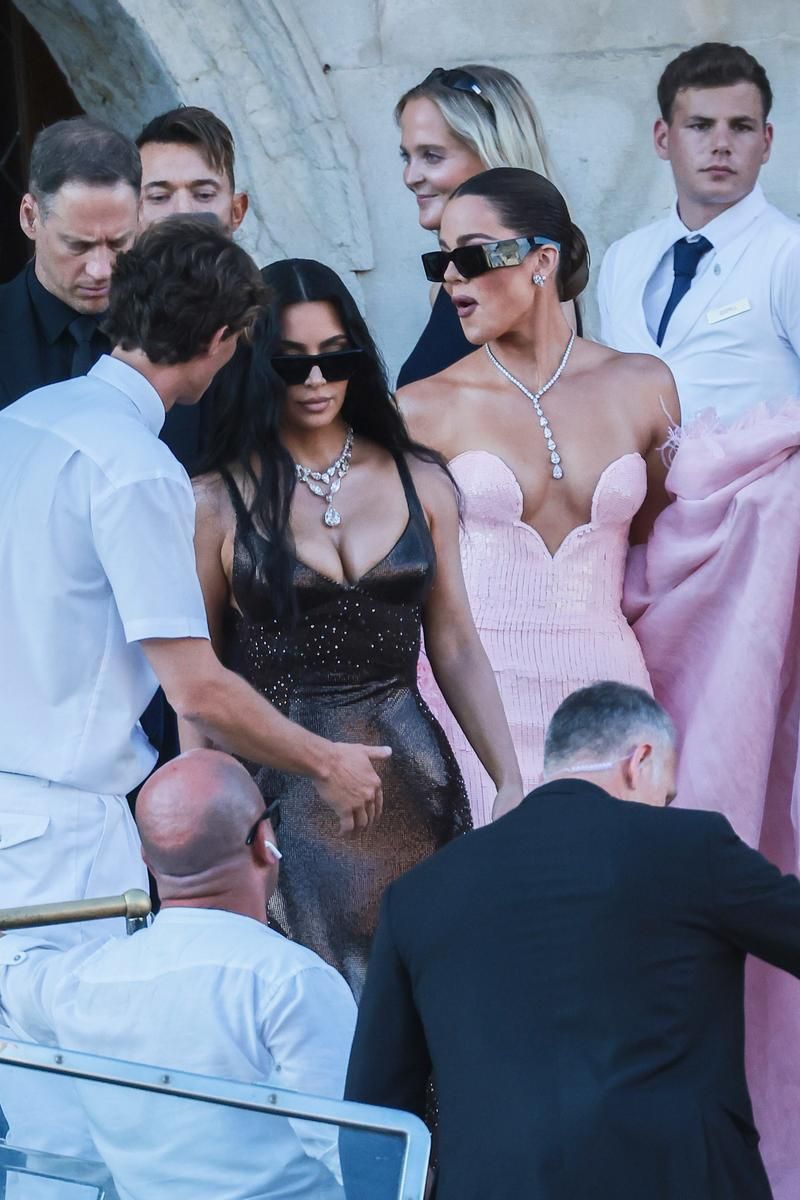 Kim y Khloe Kardashian, en la boda de Jeff Bezos y Lauren Sánchez